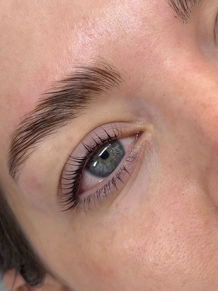 Resultado de laminado de cejas y lifting de pestañas